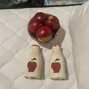 Apple bow, apples and apple jug